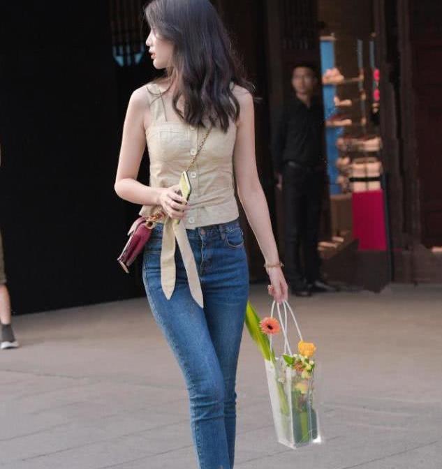 气质女生的牛仔裤穿搭,值得借鉴