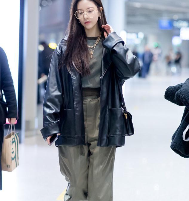 宋妍霏街拍:黑色皮衣阔腿裤马丁靴ysl cassandra信封包大佬范