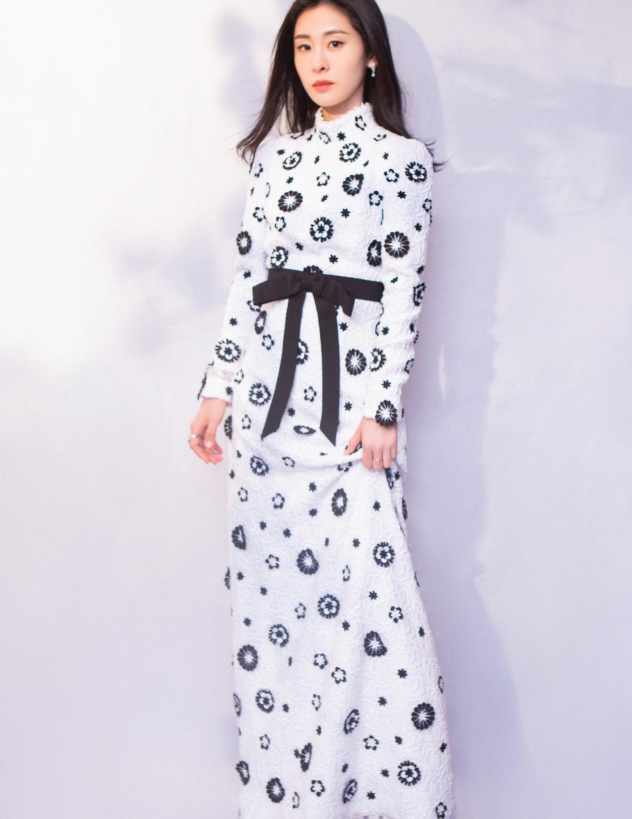 张碧晨身穿扎染套装搭配黑色长筒靴满满的甜酷气息