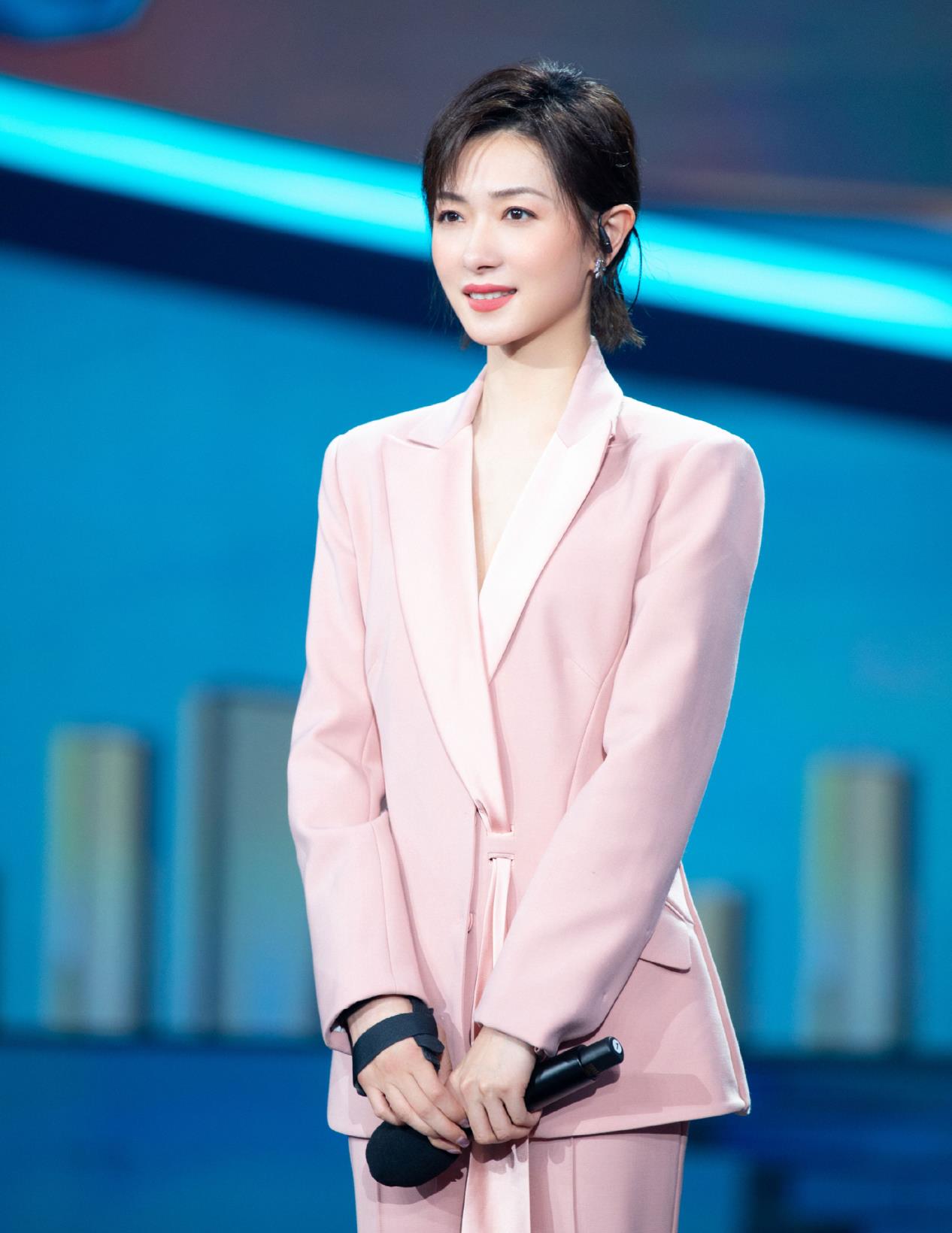 万茜一改往日穿搭风格,尝试性感撩人风,黑色套装简约又精致|万茜|套装