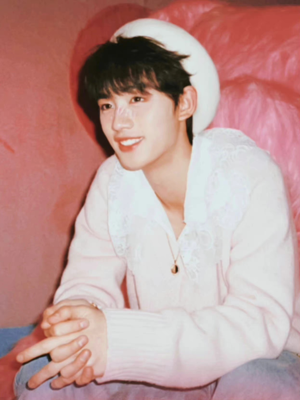 丁程鑫最随拍,粉色毛衣温暖治愈,元气笑容闪耀冬天__财经头条