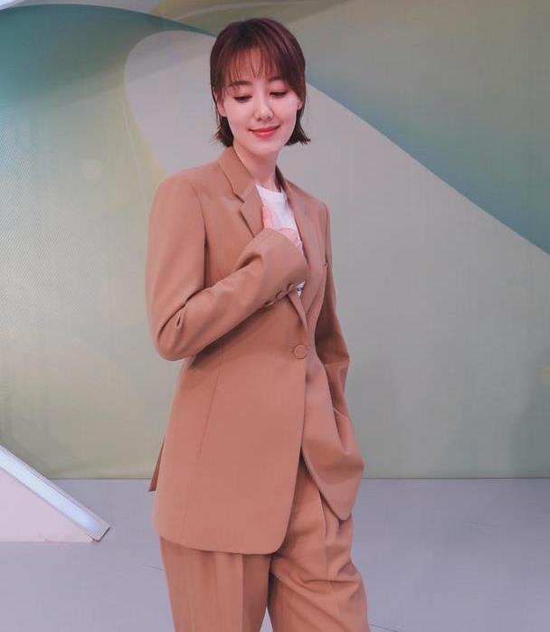 王冠时尚品位又升级,"饼干色"西装套装配齐肩发,美出新高度