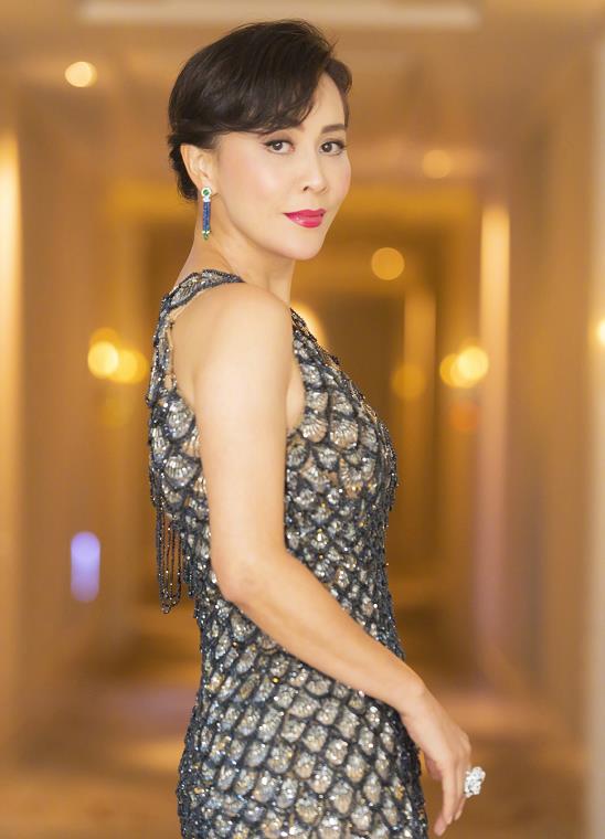 有种富态美叫刘嘉玲,凭"鱼鳞裙"秀身材,果真女人越老越敢穿_高清图集