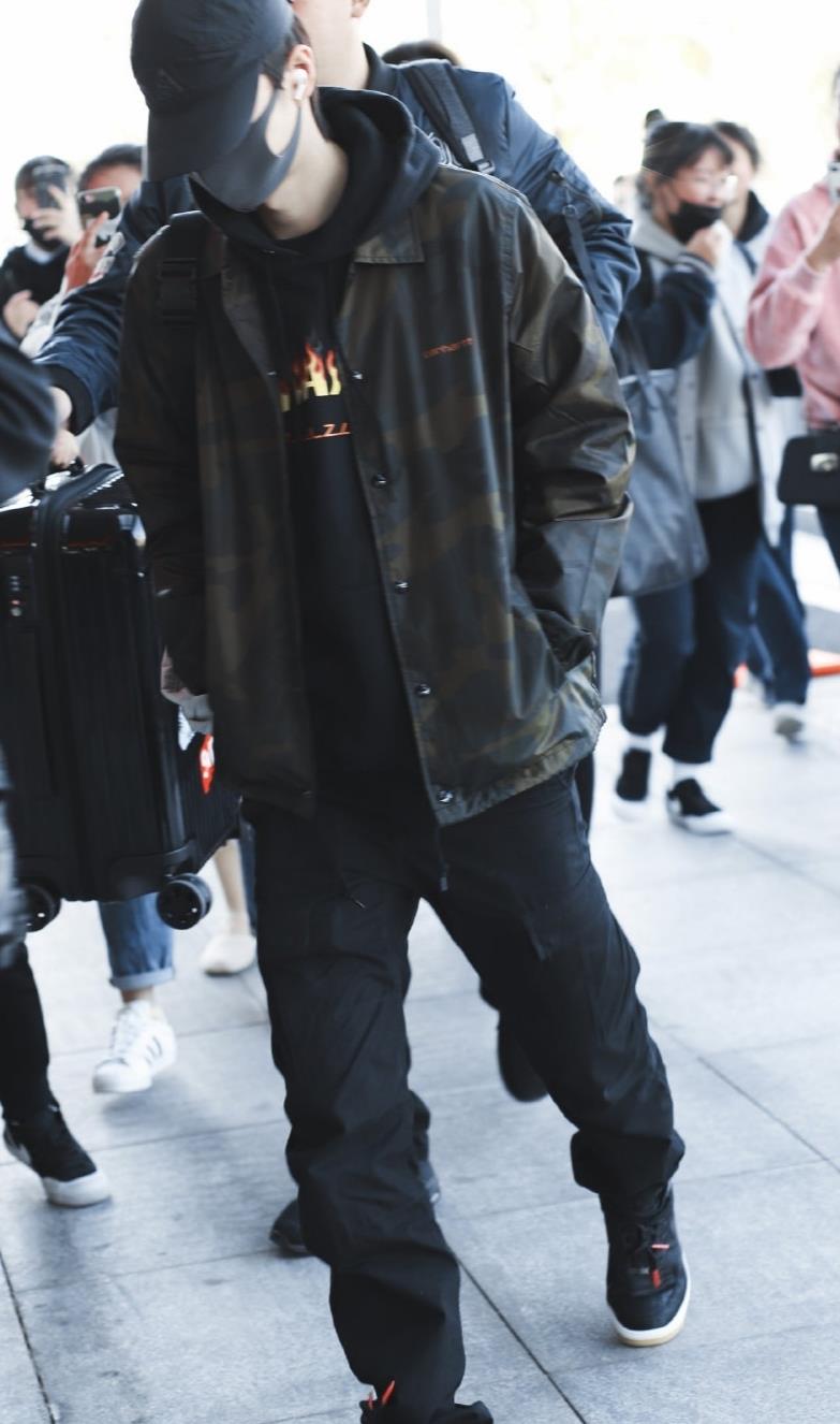 宝藏男孩王一博秋冬私服穿搭,连帽卫衣教你搭出潮流范