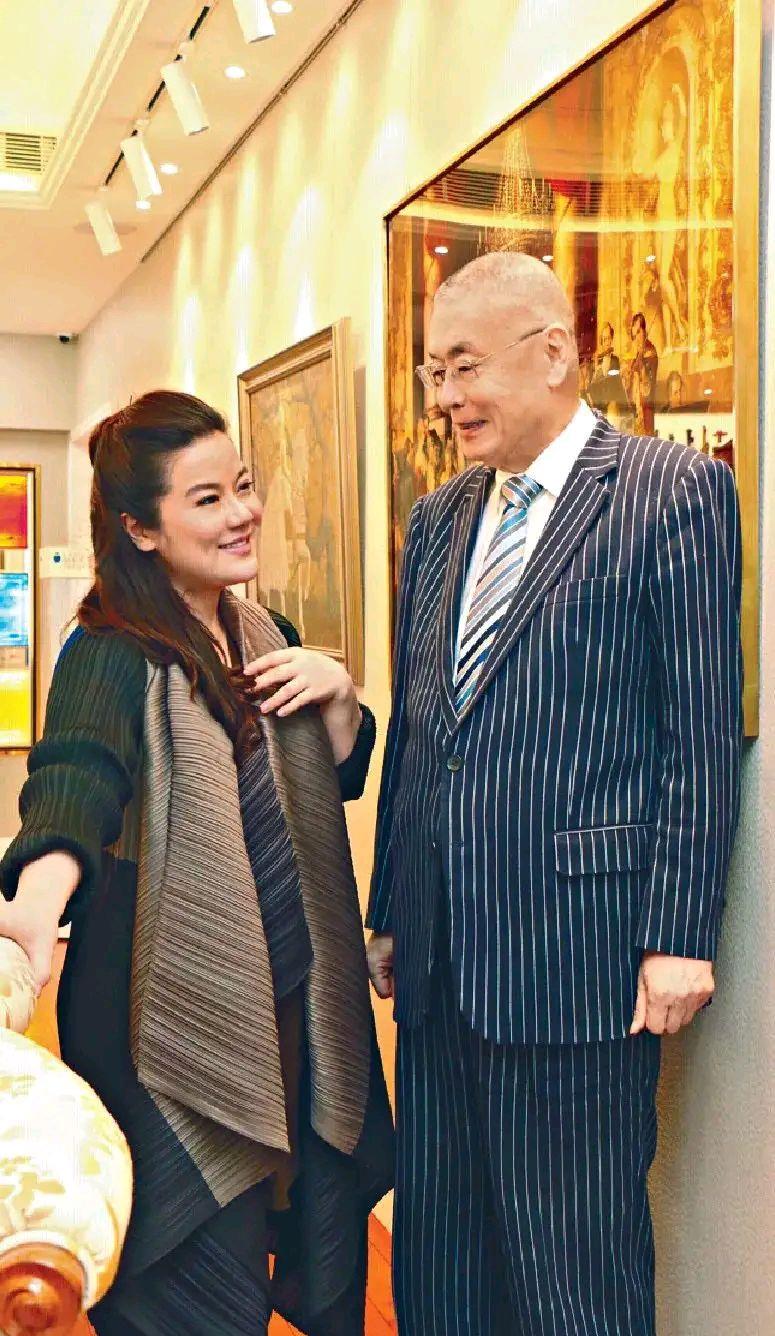 81岁钢琴家刘诗昆和44岁妻子同框