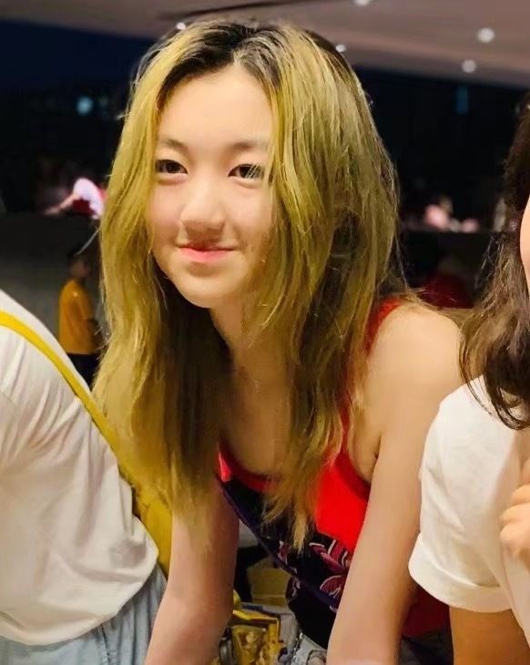 王菲14岁女儿罕露面打扮成熟惹争议网友像24岁