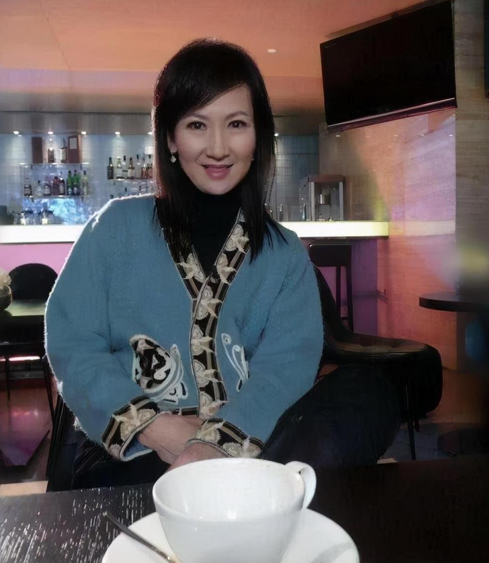 62岁陈美琪好优雅阔太,祖母绿旗袍搭珍珠端庄高贵,盘发真精致_高清