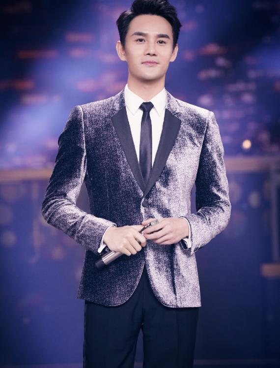 王凯复古穿搭时尚在线高挑身材怎么穿都好看这眼神太有戏