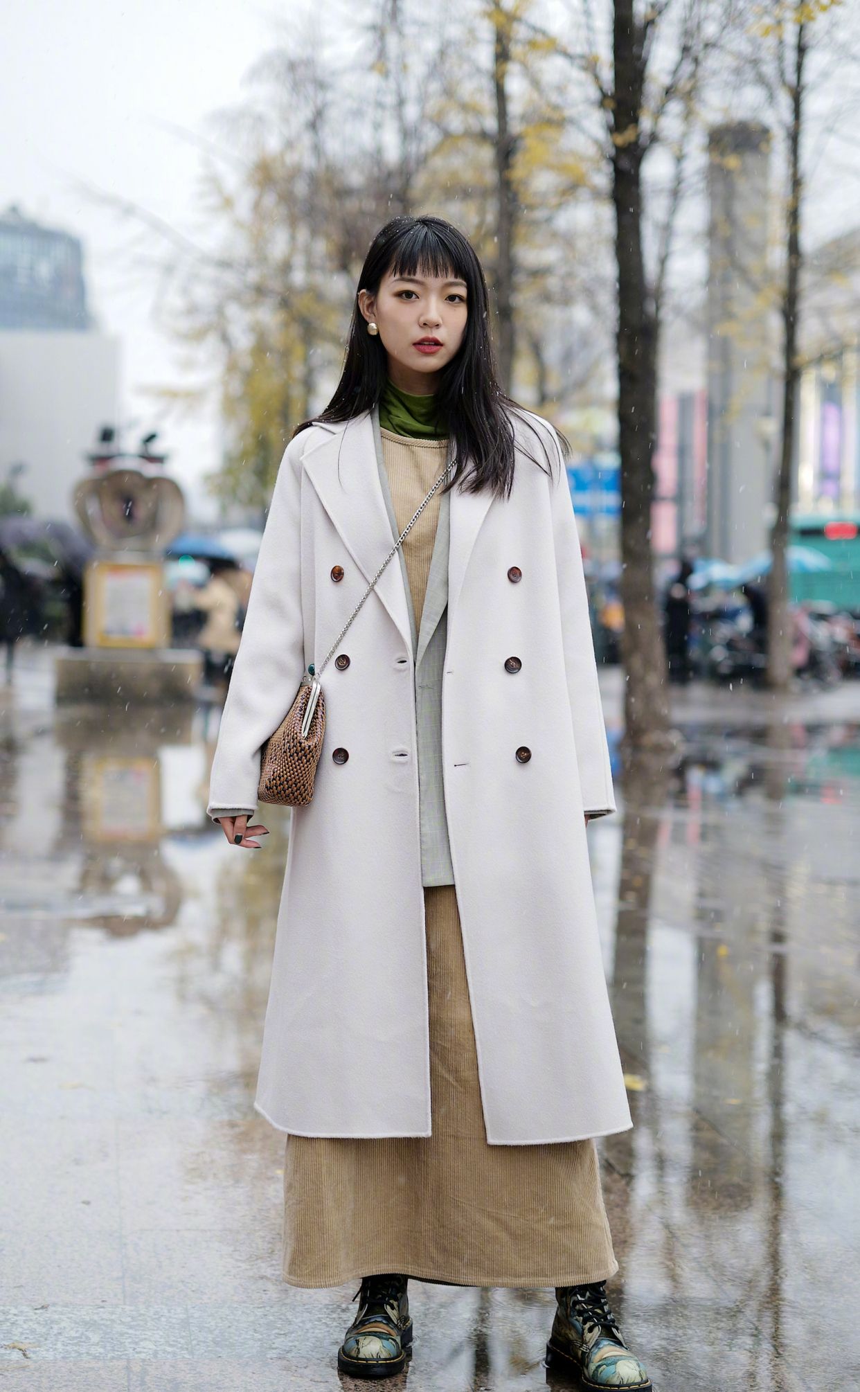 街拍白色系大衣真的太优雅了美妞们穿的太有气质了