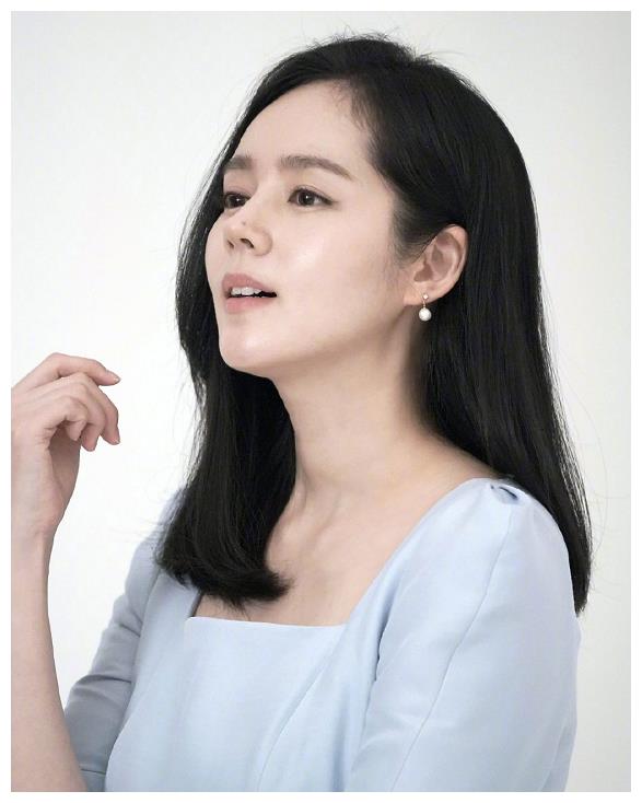 生完二胎之后的韩佳人首次正式出镜,依旧以童颜美貌和优雅示人!