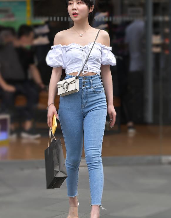 街拍:短发小姐姐,身穿一字肩搭高腰牛仔裤,清凉又时尚