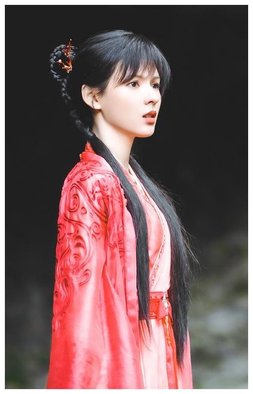 电视剧《琉璃》,她在里面饰演的女二玲珑一角广受观众喜爱,而且张予曦