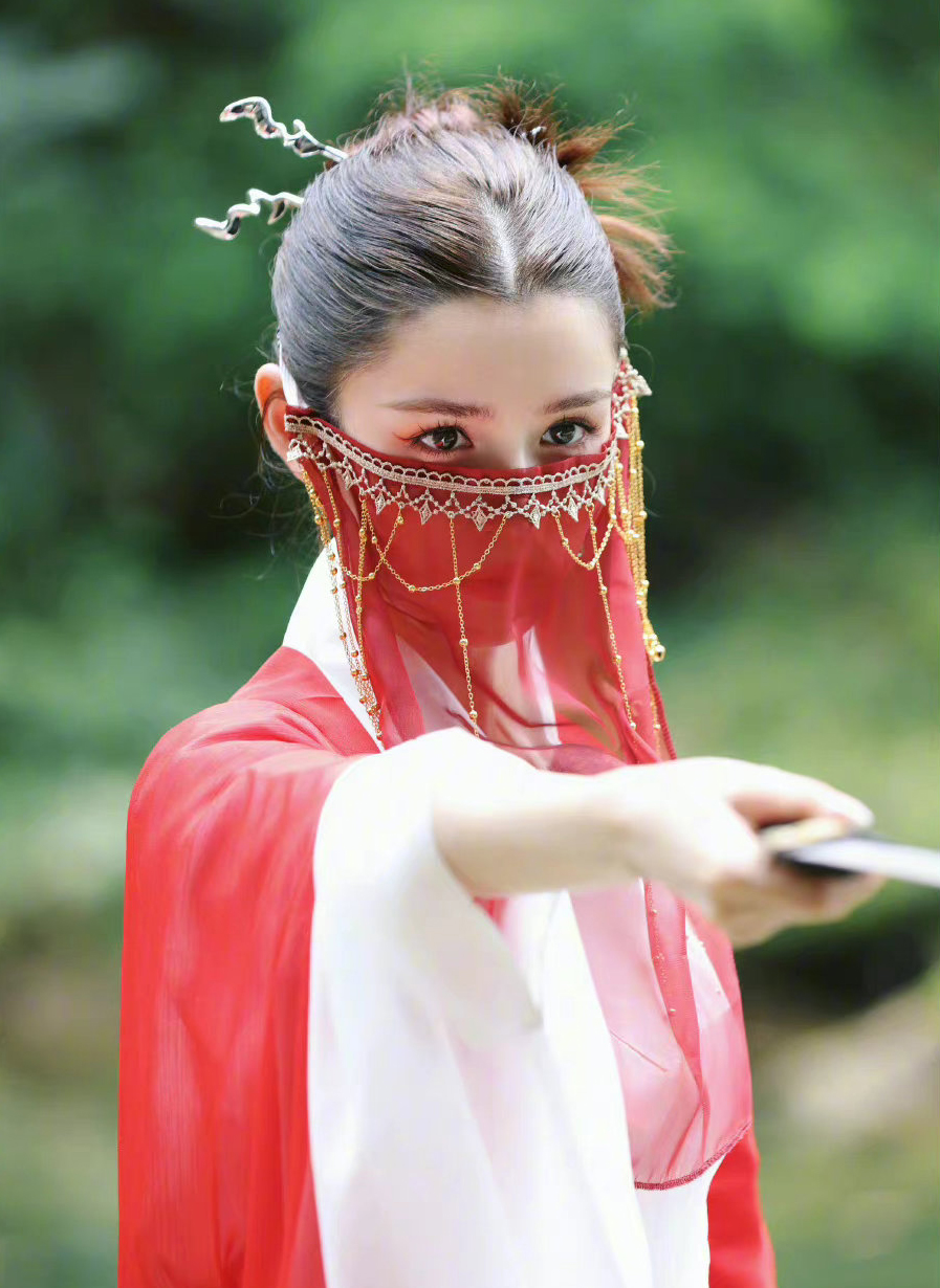 刘诗诗新剧古装造型释出红衣侠女刚柔并济的美很是出圈