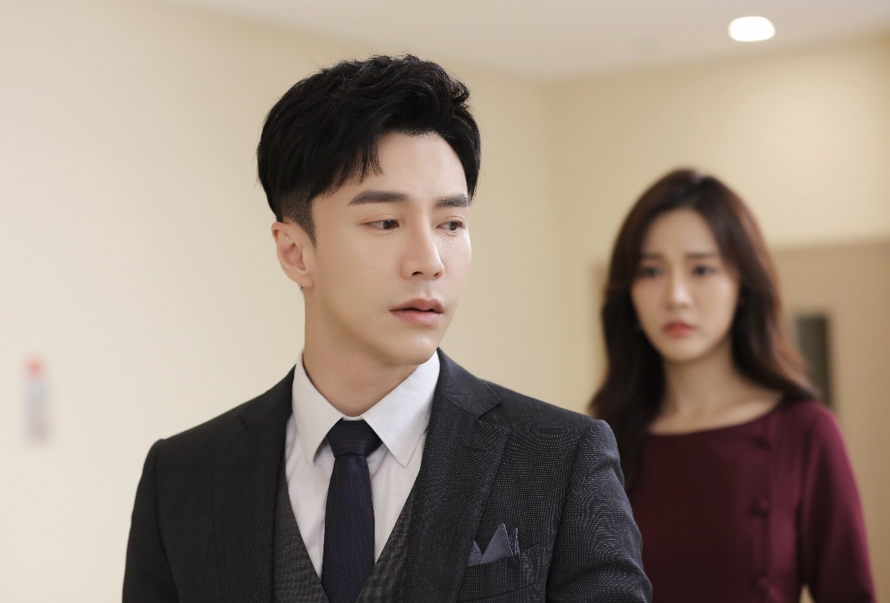 王冠逸《楼下女友请签收》上演直男浪漫 甜蜜"吹嘴"爆笑引热议