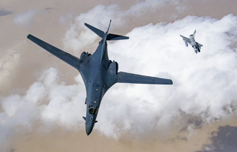 美国b1b"枪骑兵"轰炸机_高清图集_新浪网