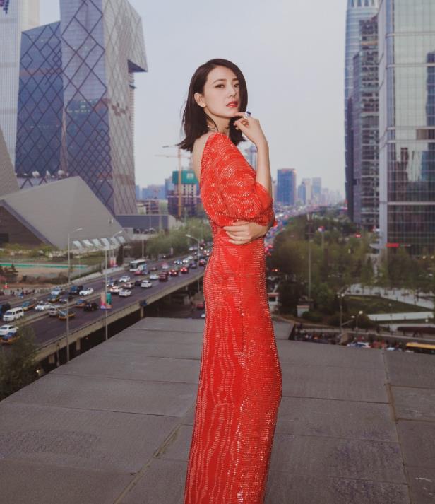 穿亮片裙也不显俗气,侧过身衣服设计更吸睛|亮片|服饰|高圆圆_新浪