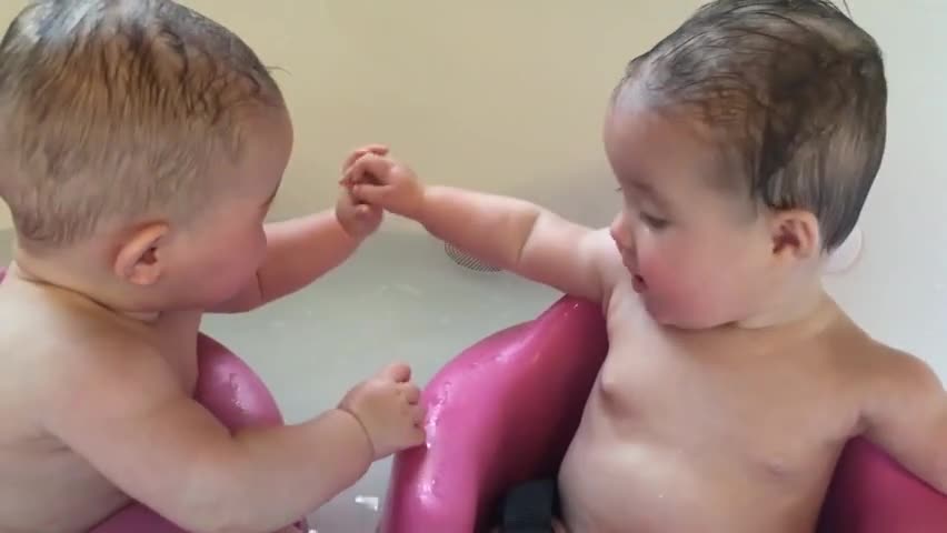 胖乎乎的双胞胎一起洗澡,相互彼此看了一眼就开始笑,也太可爱了