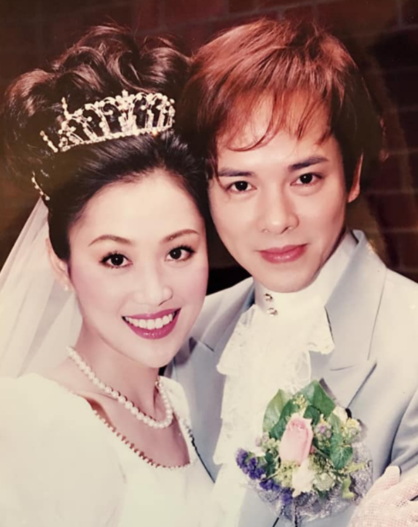 52岁梁小冰近况曝光一脸冻龄身材完美与丈夫罕见同框秀恩爱