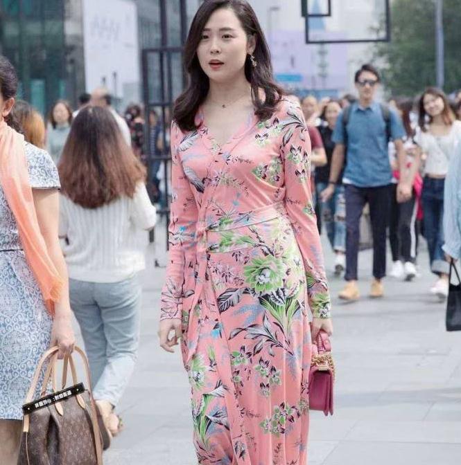 街拍:气质美女穿搭碎花裙,婀娜多姿,时尚有型