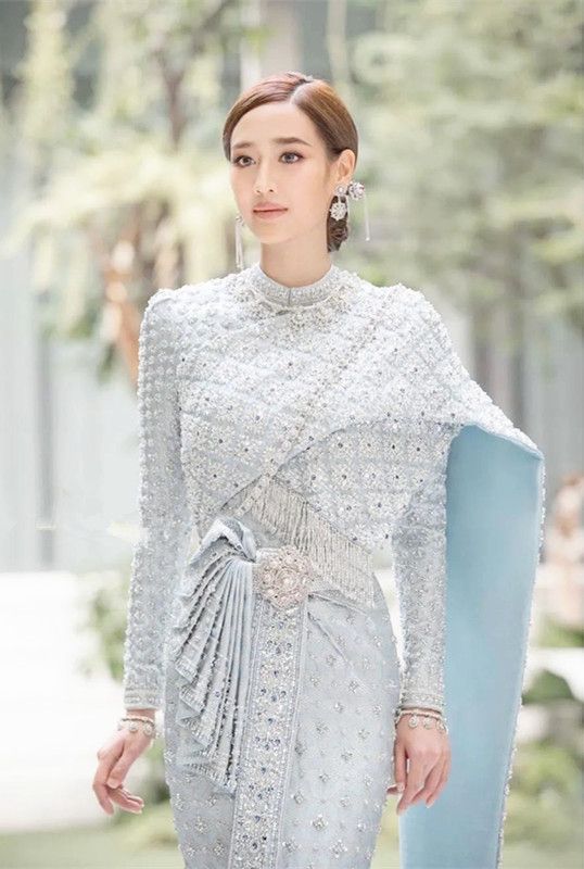 泰国新晋女神pie,明眸善睐气质超绰约,穿华贵泰服演绎公主风