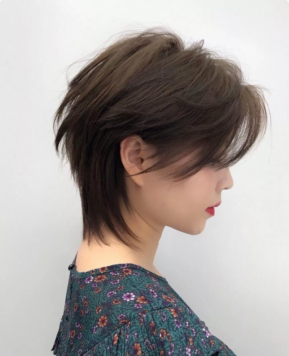 燕尾发就是在层次短发的基础上,把后脖颈底区的头发留长打薄,就像燕子