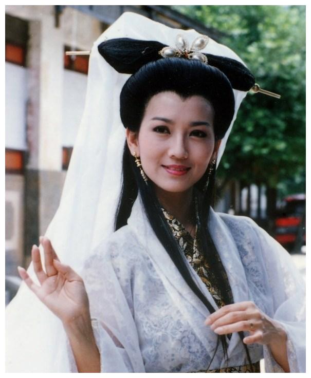 其次的这位是真正的观音,她的饰演者是阮虔芷,她把观音大慈大悲,救苦