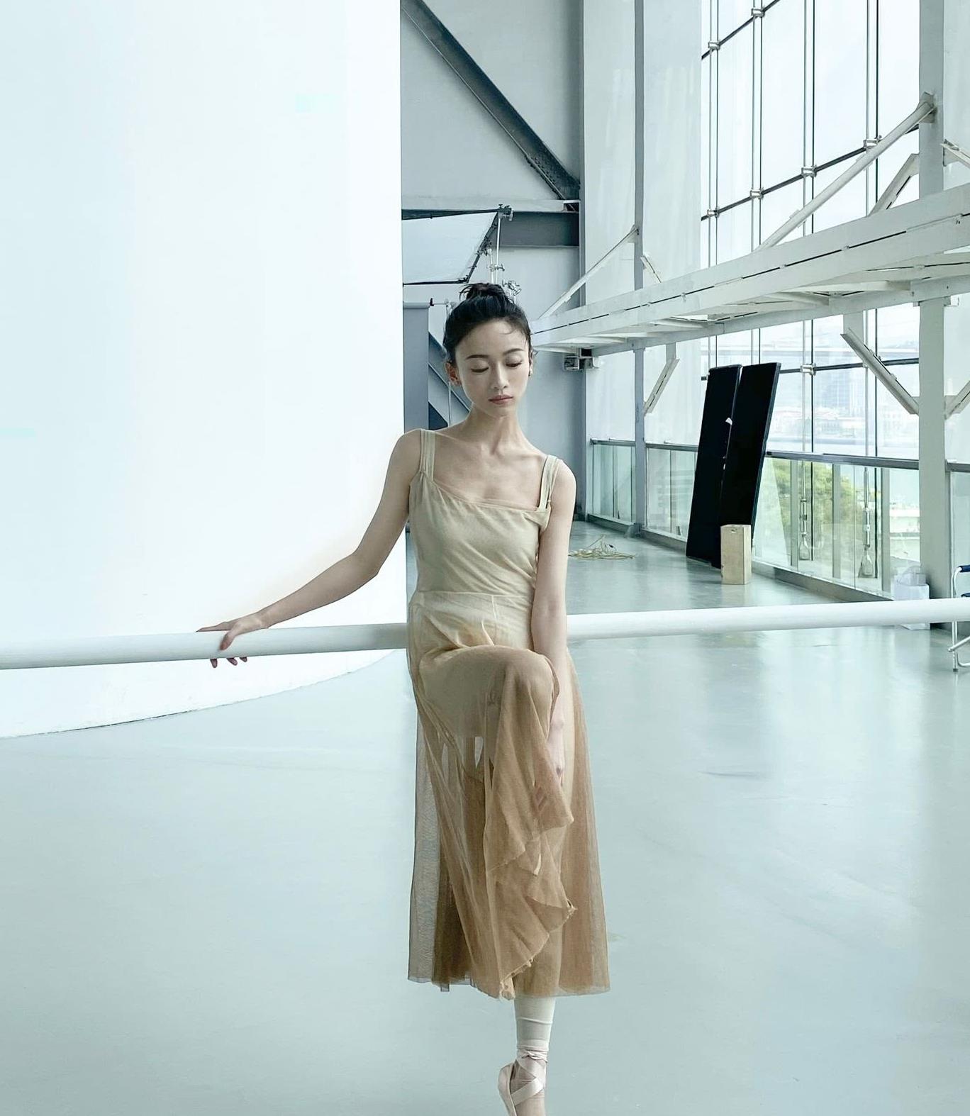 练舞蹈的女孩就是有气质吴谨言举手投足间散发出舞者魅力