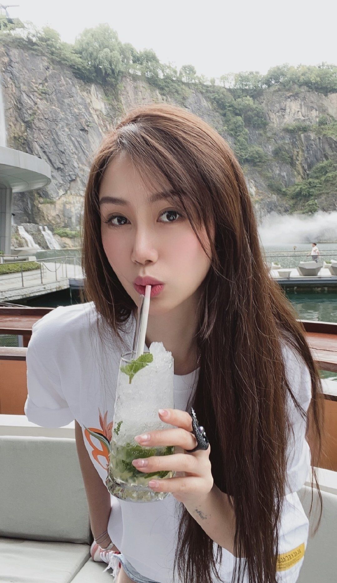 孙悦的成功离不开妻子的关爱陈露身穿t恤给球迷发福利