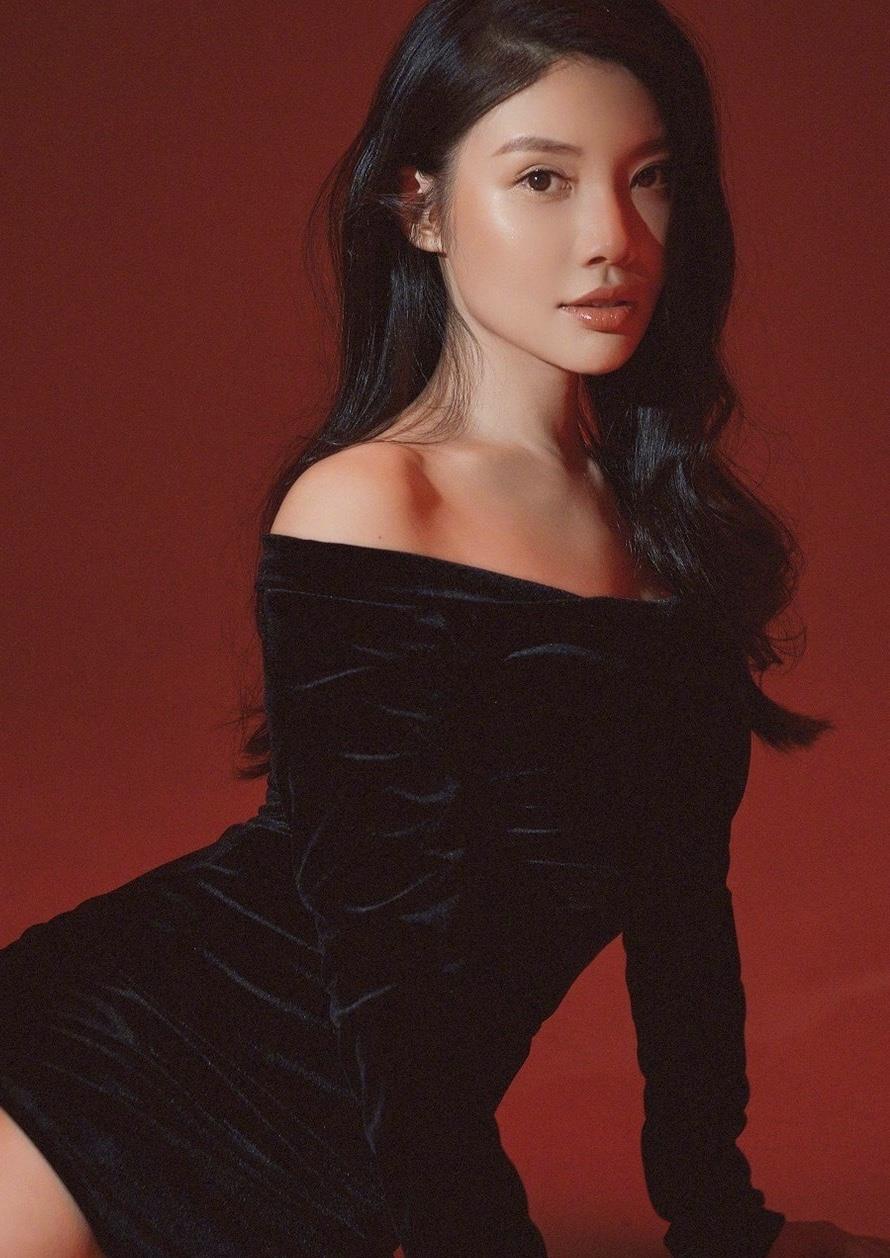 徐冬冬太大胆,黑色"紧致裙"拍写真,丰满身材真有料__财经头条