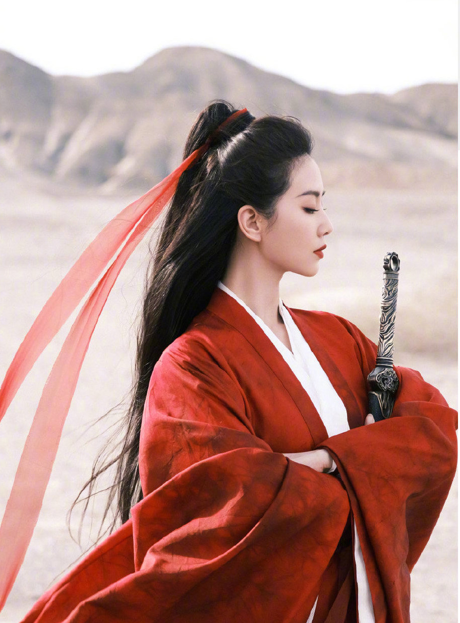 时尚女星也有过不同风格的侠女造型,或英气十足,或霸气动人,你最喜欢