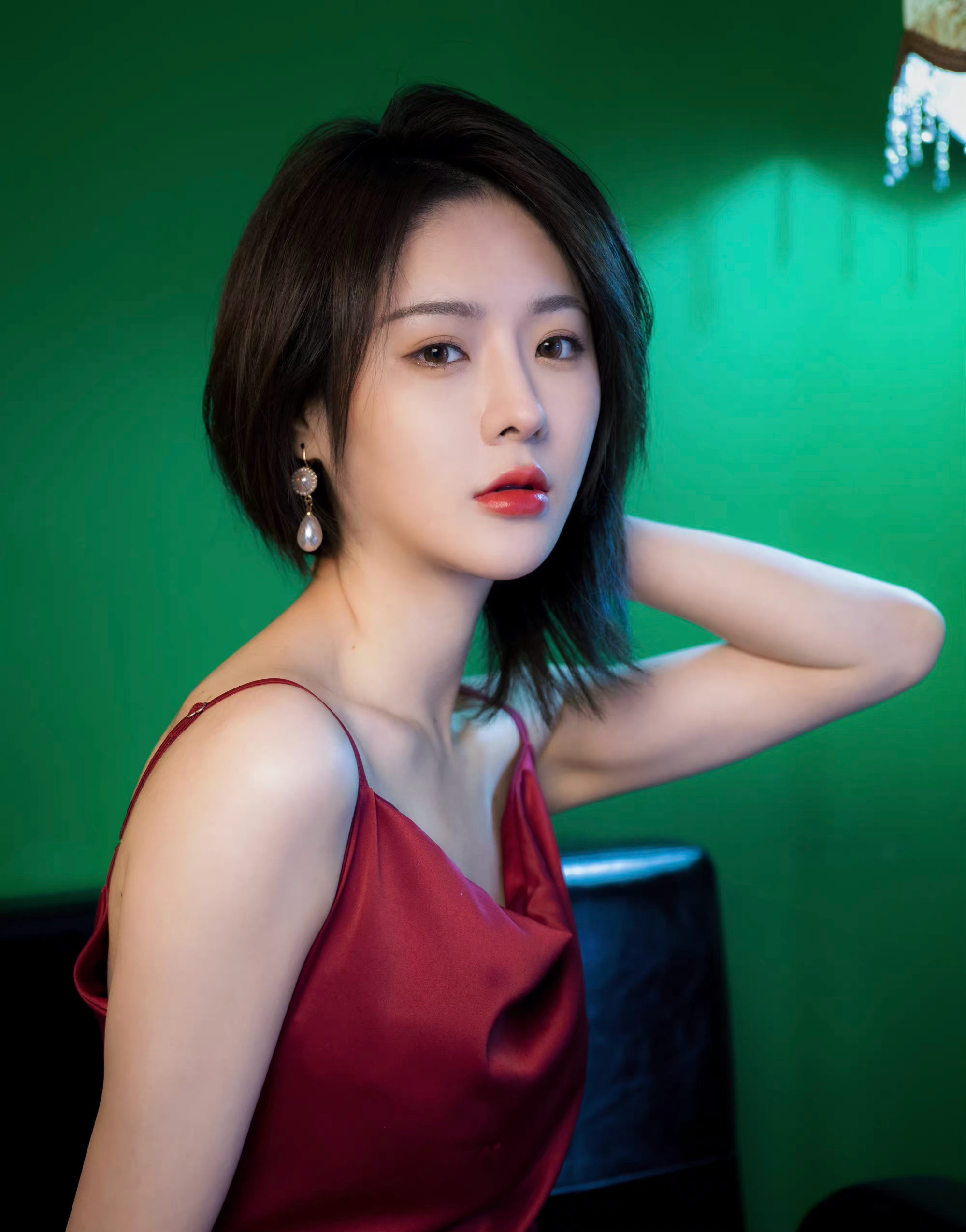 莫寒复古写真大片齐肩锁骨短发气质满分酒红色吊带连衣裙成熟