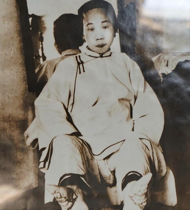 欧洲女人束腰，中国女人裹脚，<a href=
