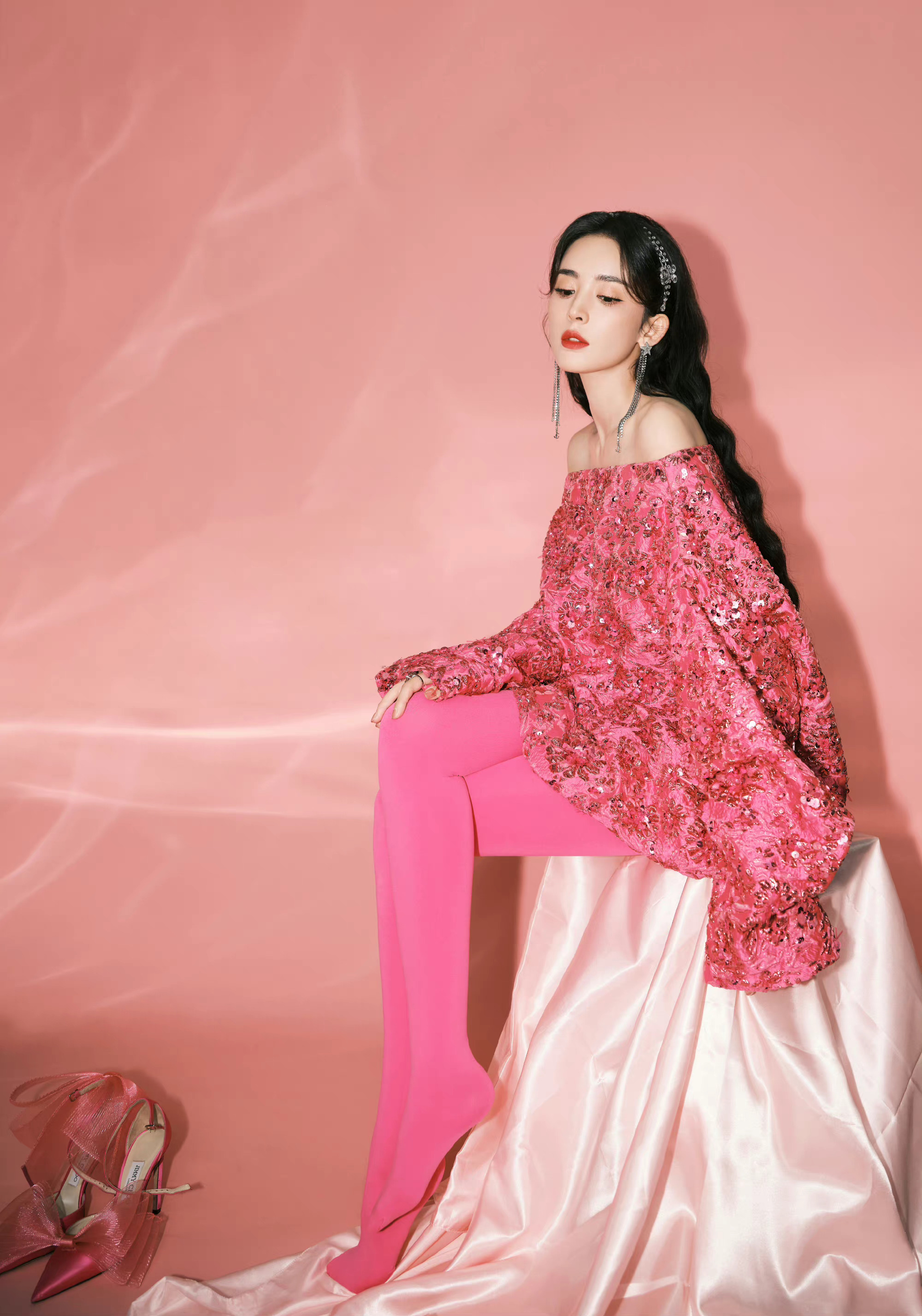 古力娜扎身着粉色亮片公主裙,梦幻色系唯美写真,满满的少女情怀