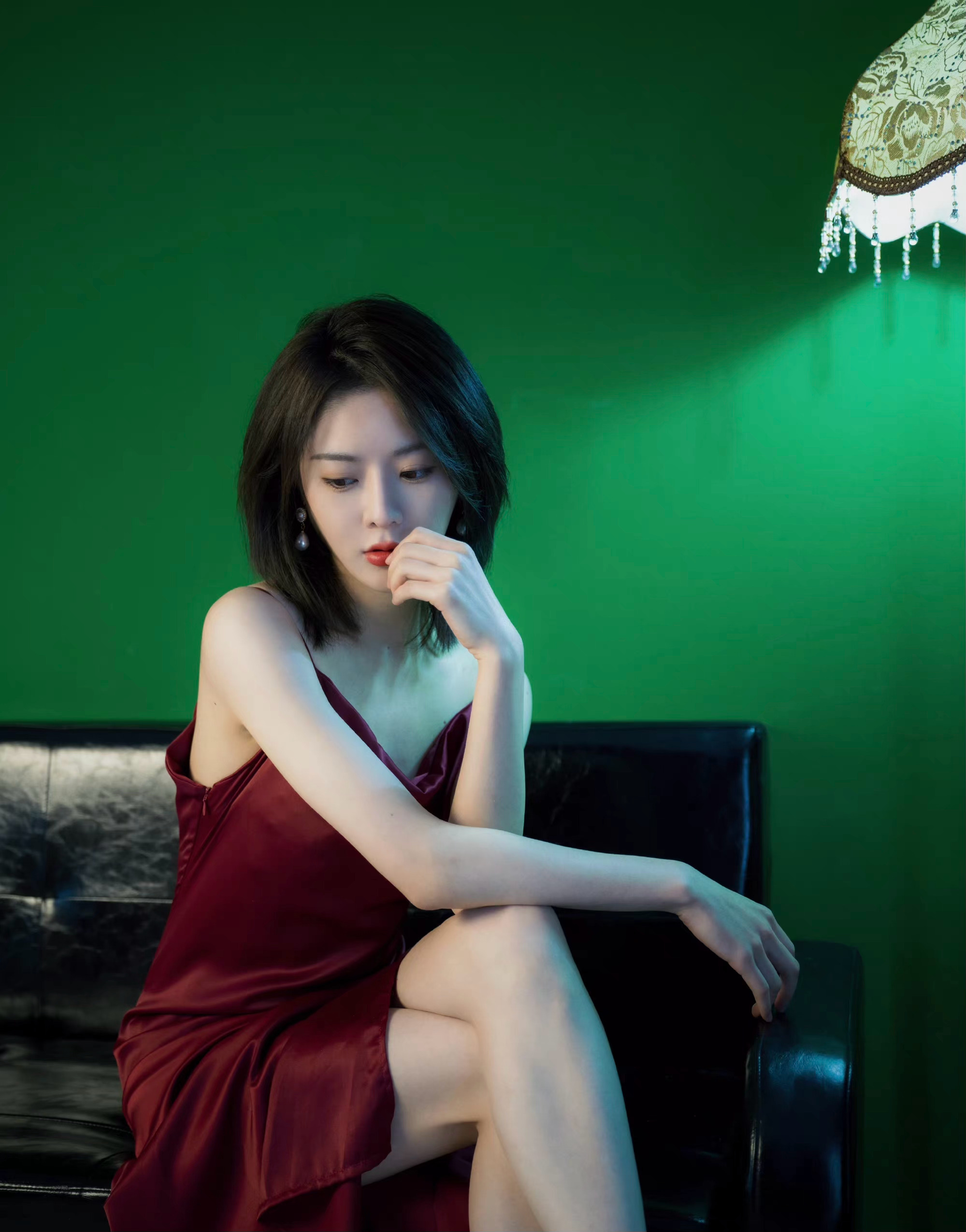 齐肩锁骨短发气质满分,酒红色吊带连衣裙成熟_高清图集_新浪网