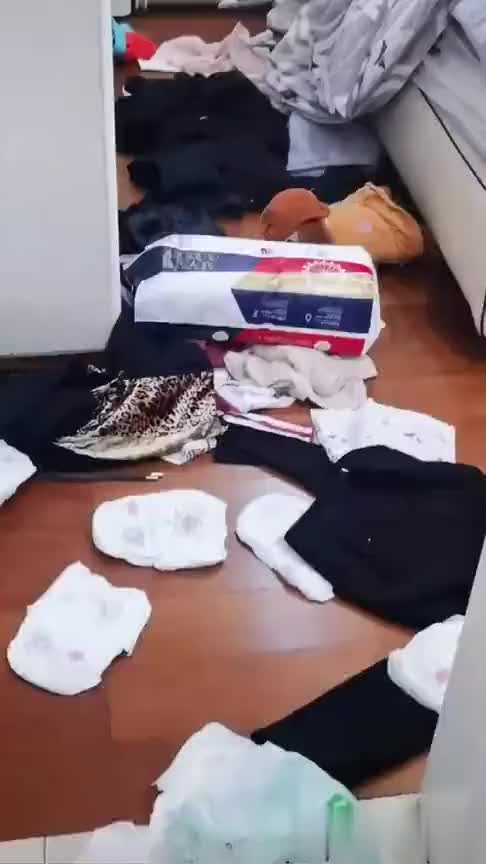 一秒钟没看见又开始翻箱倒柜,你要找什么,我帮你找还不行吗?