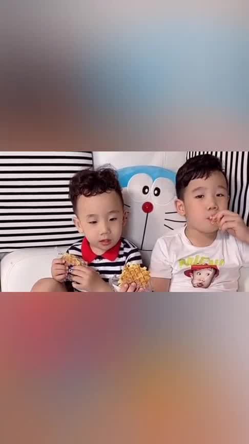 相差三岁的弟弟偷吃哥哥的面包没想到还挺有理的哥哥可气坏了