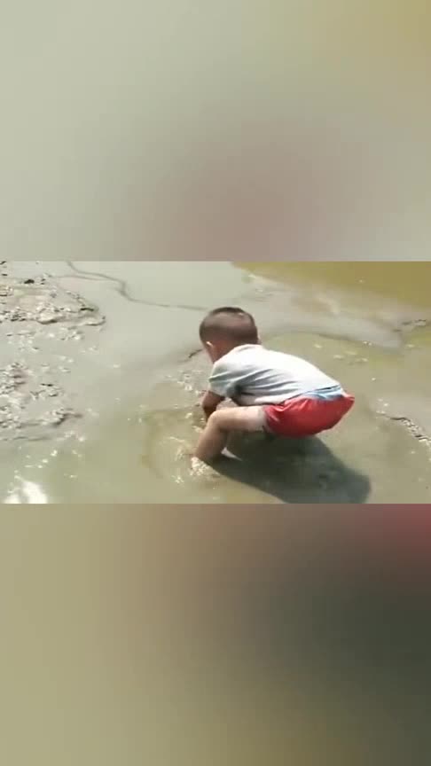 这孩子捉泥鳅让我想起自己小时候光着屁股河里捉鱼的场景