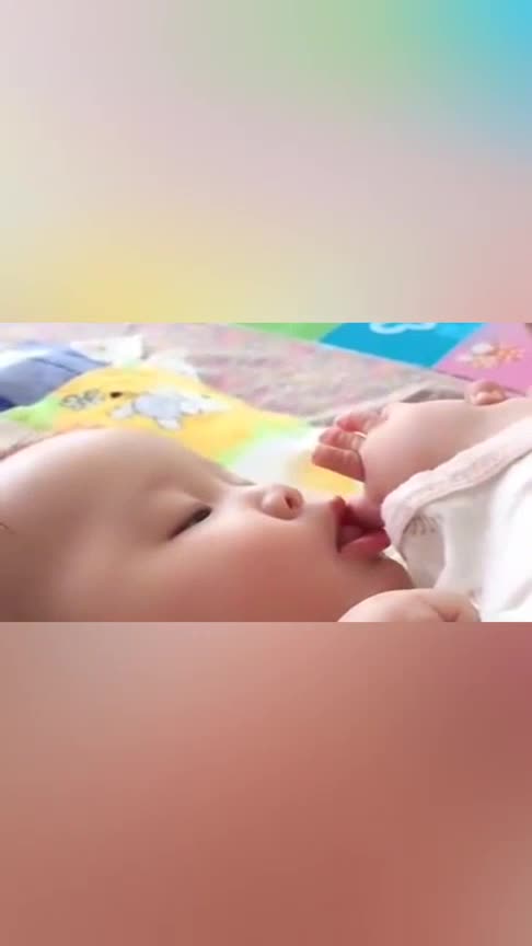 吃脚丫子上瘾的宝宝一口吸进嘴里超满足太可爱了