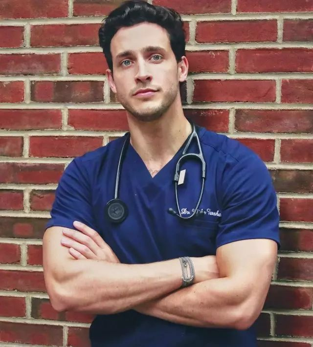 doctor mike 首度发布肌肉自拍,臭美的男人