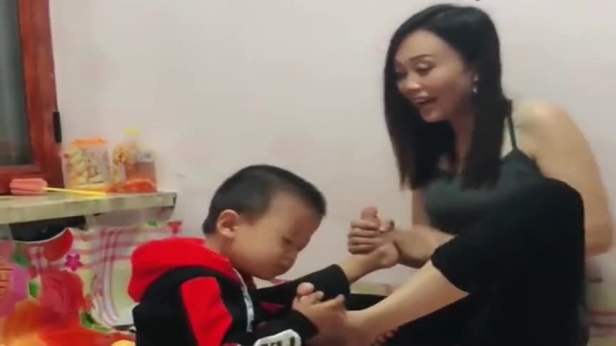 儿子抱着妈妈的脚丫子闻半天，妈妈没忍住也闻闻，这是什么癖好呢|搞笑_新浪新闻