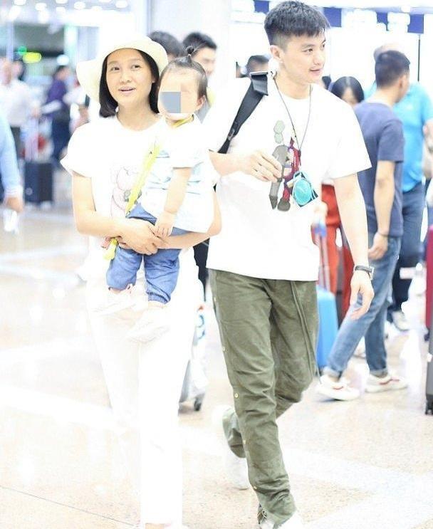 朱丹真接地气,一家三口出行穿得休闲又随便,素颜也美得过目不忘__财经头条