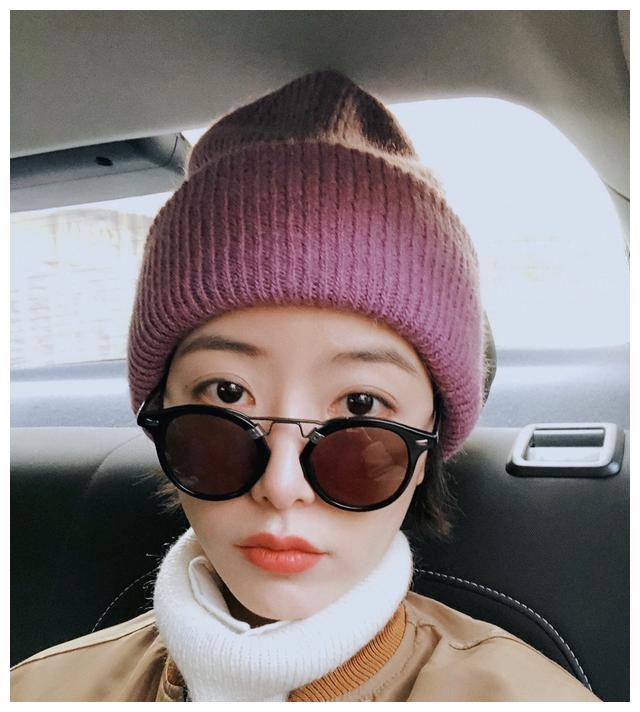 李亚鹏女友susie深夜演出烫卷发,紫色灯光下尽显优雅知性