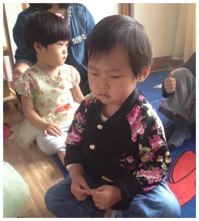 岳云鹏为9岁大女儿庆生,女儿越长越漂亮,一家四口令人羡慕