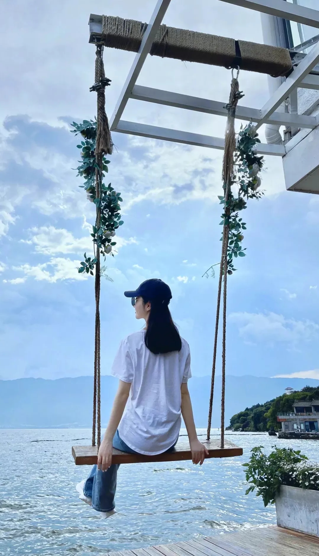 景甜身穿白色t恤搭配牛仔裤,头戴棒球帽,简单舒适的穿搭