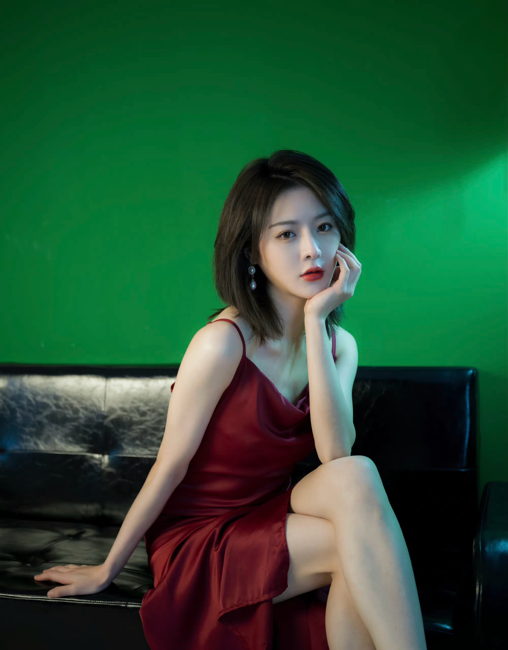 莫寒复古写真大片齐肩锁骨短发气质满分酒红色吊带连衣裙成熟