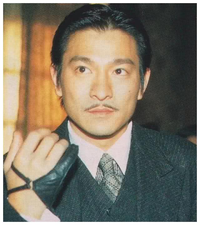 可以说他是中分发型的代言人,大家是不是看起来觉得刘德华依旧帅气!