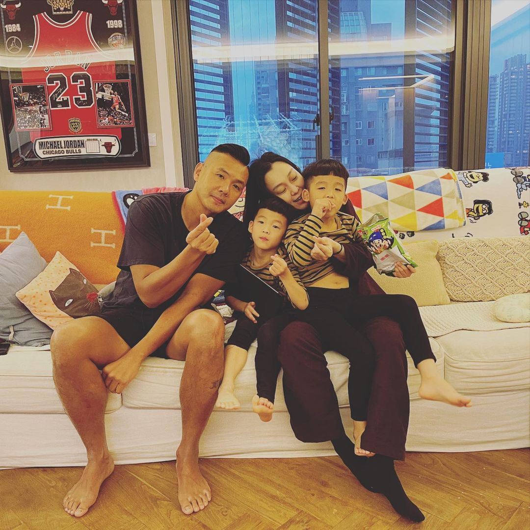陈建州晒全家福夫妻为儿子庆生一家四口超温馨