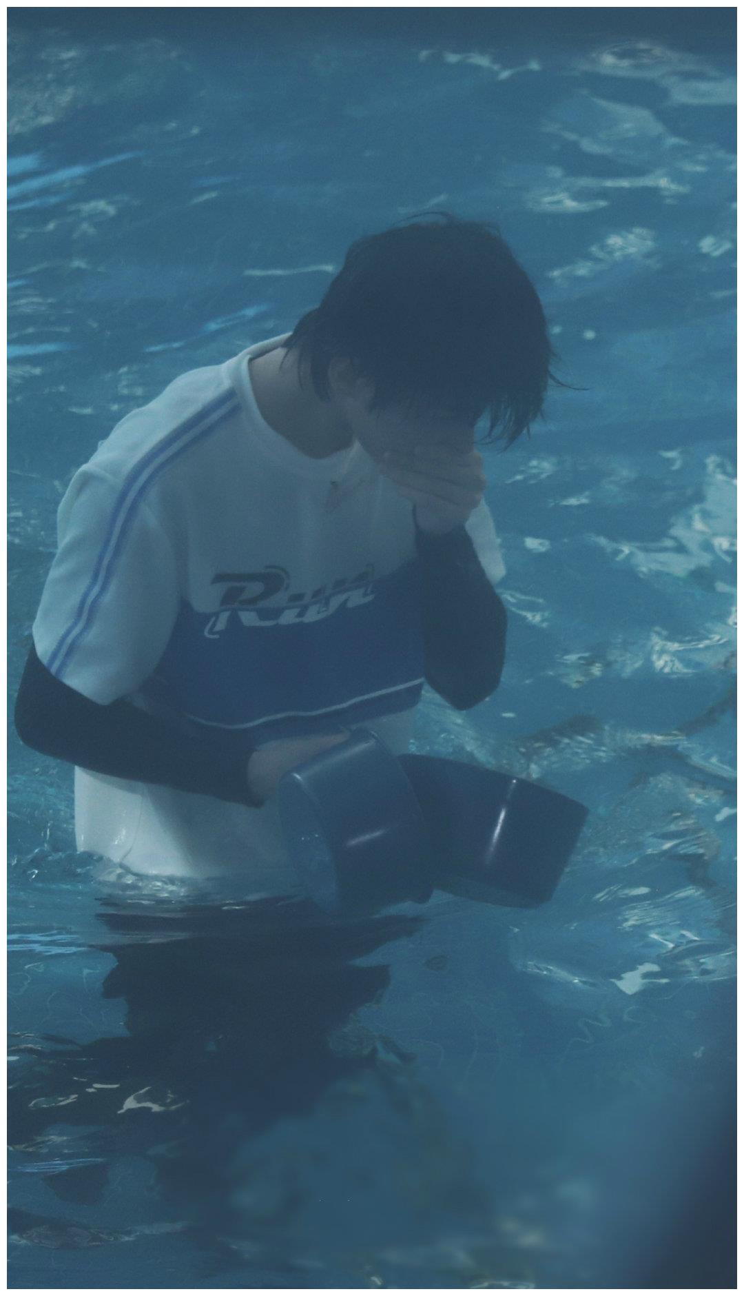 然后游泳池里郑恺还帮蔡徐坤挡住了即将砸下来的蓝盆子,然后单手拎着