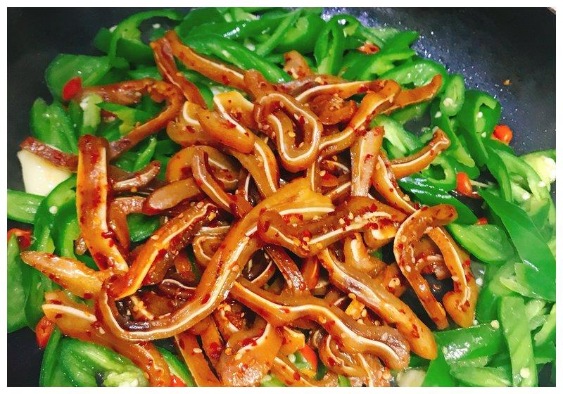 猪耳朵用辣椒简单爆炒一下,香辣美味超过瘾,是道不错的下酒菜