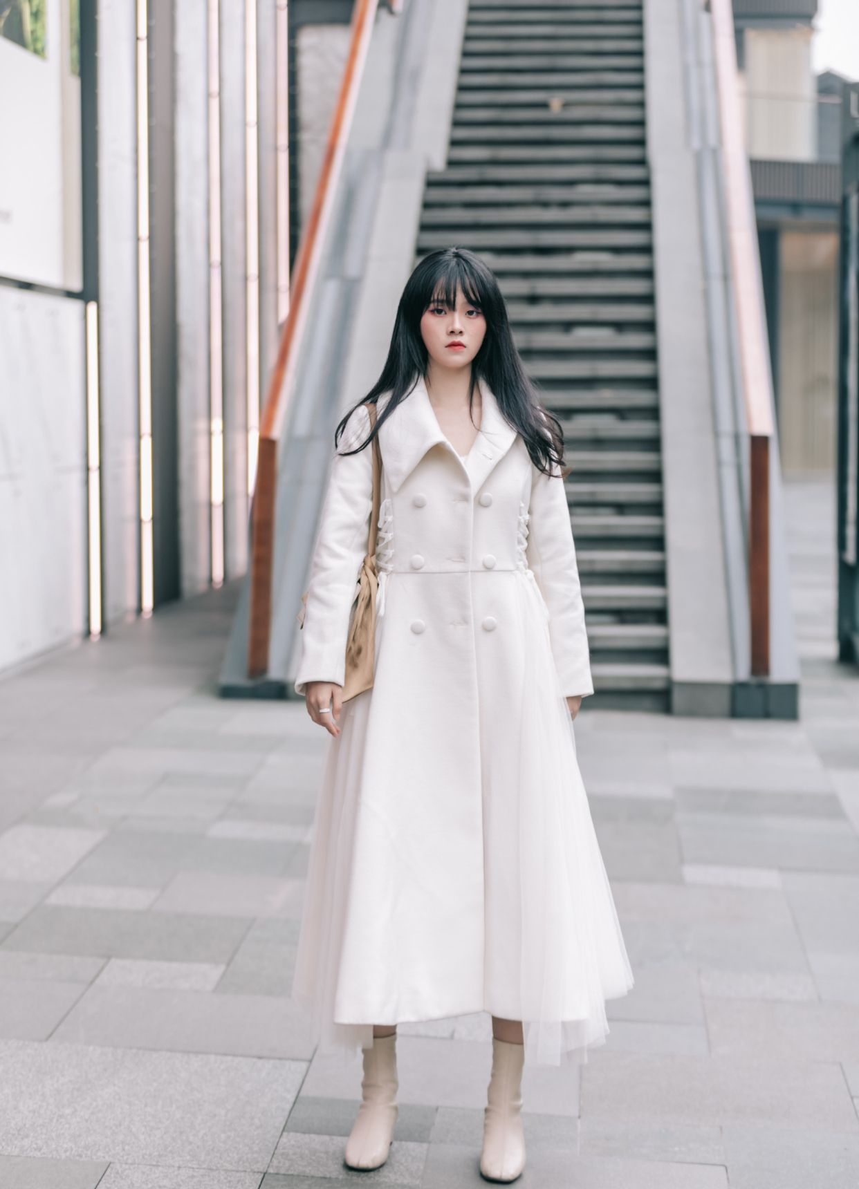 街拍白色系大衣真的太优雅了美妞们穿的太有气质了